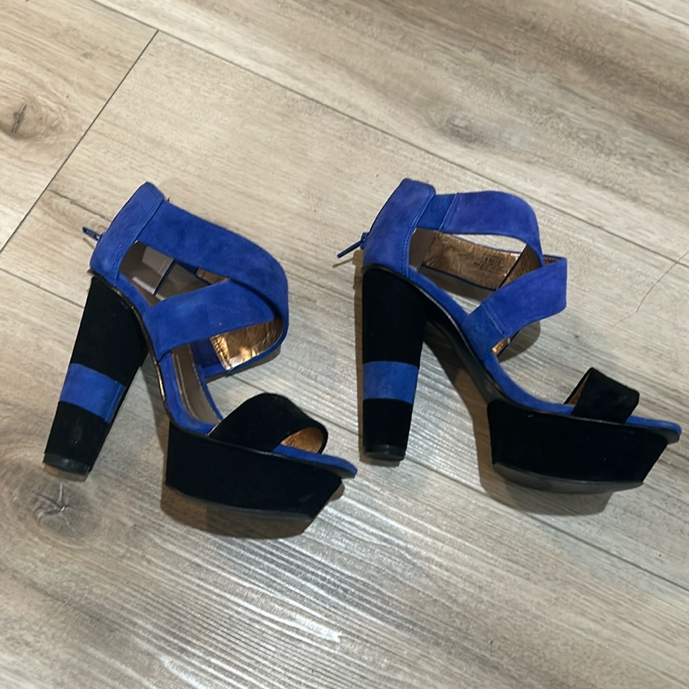 BCBG Paris Heels Size 6 “Cherry 2x” Black & Blue